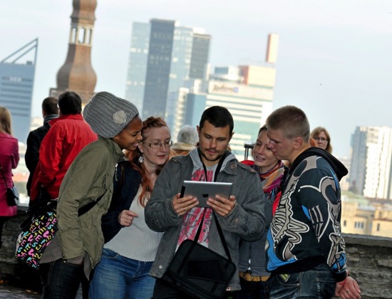 Outdoor team building scavenger hunt app loquiz