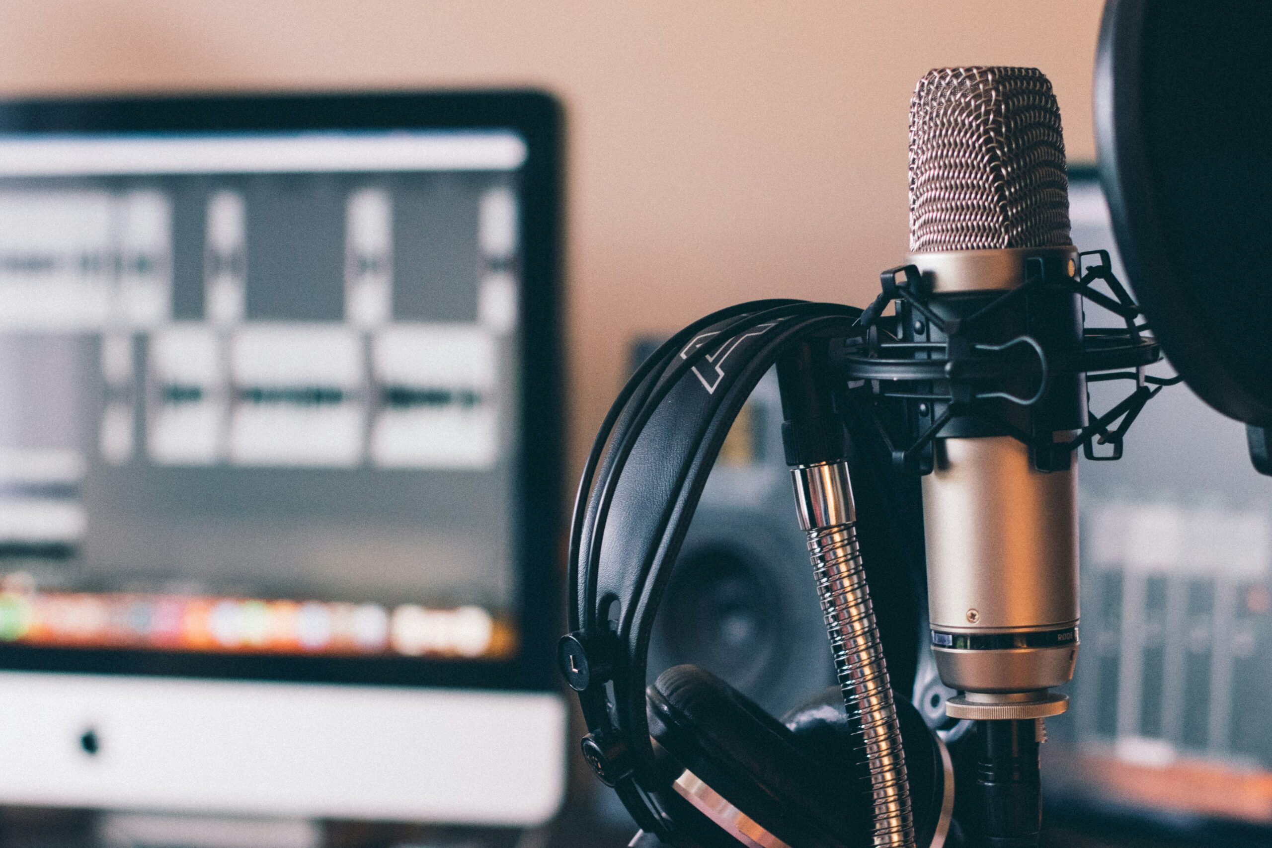 Image of mic and headphones used in podcast.