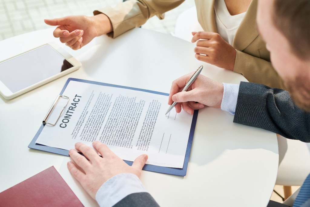 People signing a contract