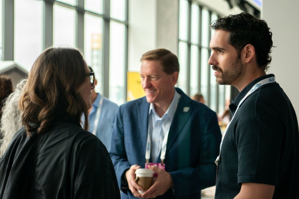 attendees having conversations and networking at Skift Meetings Forum